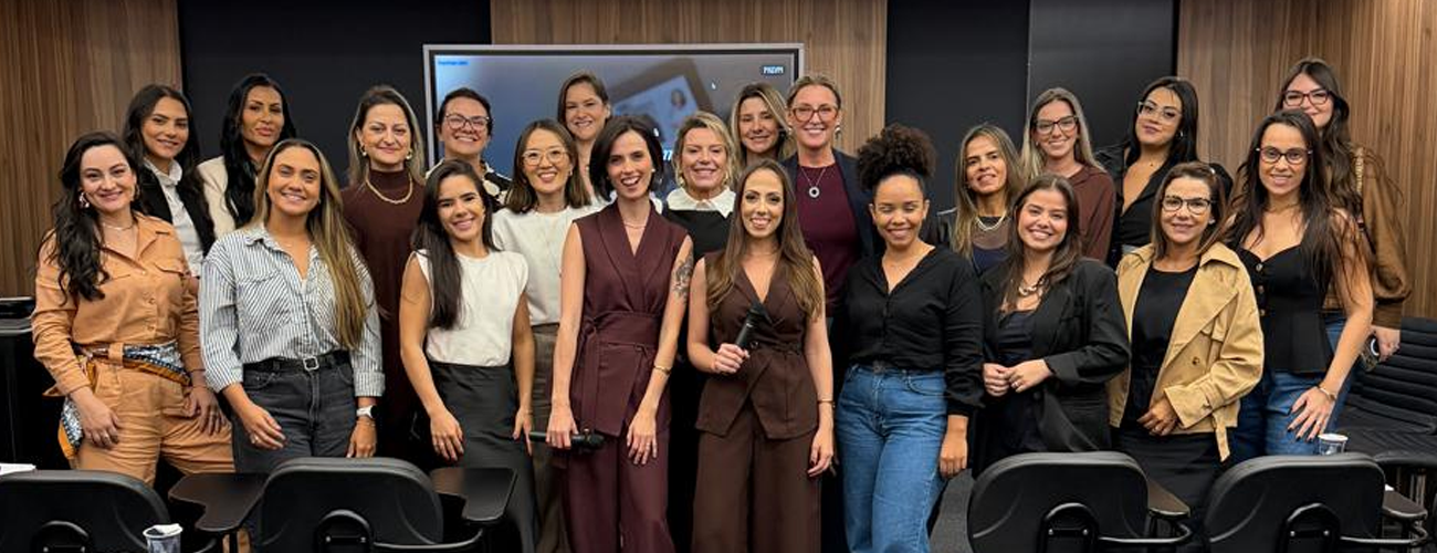 Grupo de empresárias em encontro profissional